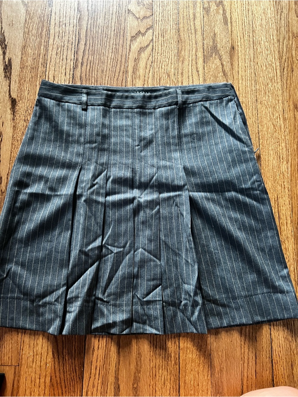 Theory Gray Pinstripe Tailored Pleated Shorts – Size 8